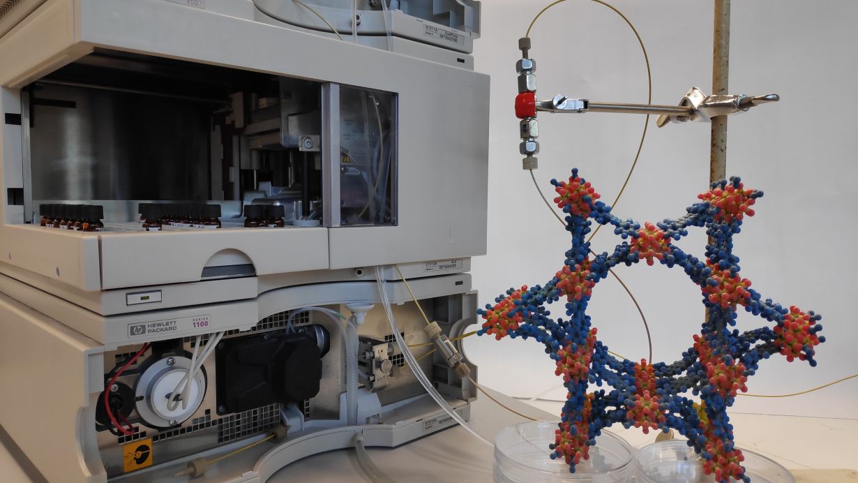 3D model of a MOF in front of the enzyme-MOF flow reactor at the laboratory of KIT’s Institute of Functional Interfaces.