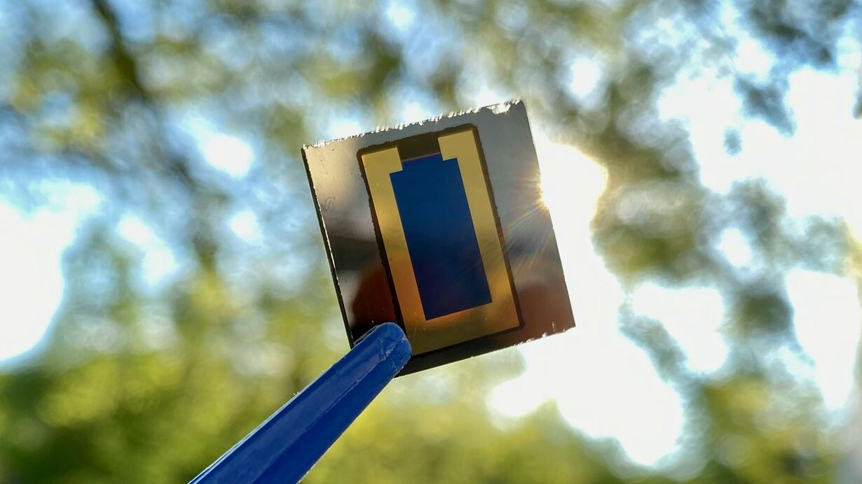 Perovskite/CIS tandem solar cells are already able to convert a relatively high fraction of incident light into electric current. Future refinements can improve efficiency further.