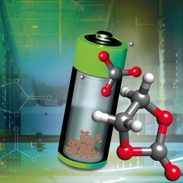 Forschende des KIT haben die Bildung der Feststoff-Elektrolyt-Grenzphase mit Hilfe von Simulationen charakterisiert. (Collage: Christine Heinrich)