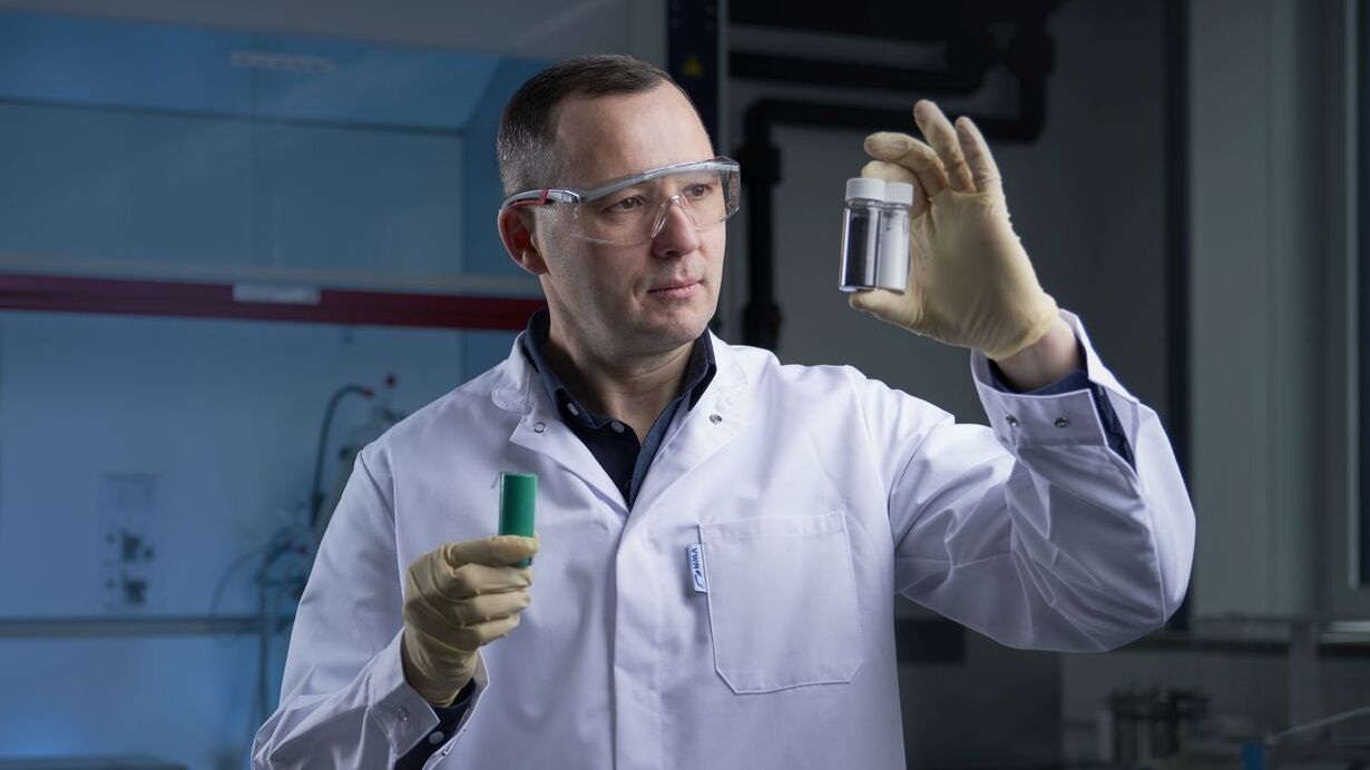 Dr. Oleksandr Dolotko, first author of the publication, conducts research at IAM-ESS and HIU. 