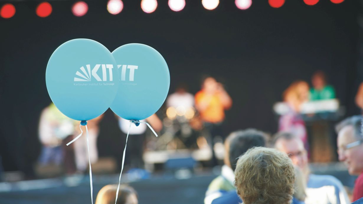 Wissenschaft und mehr für die ganze Familie: Beim großen Besucherinnen- und Besuchertag am 17. Juni öffnet das KIT erstmals seit 2019 wieder einen ganzen Campus (Bild: Anne Behrendt, KIT)