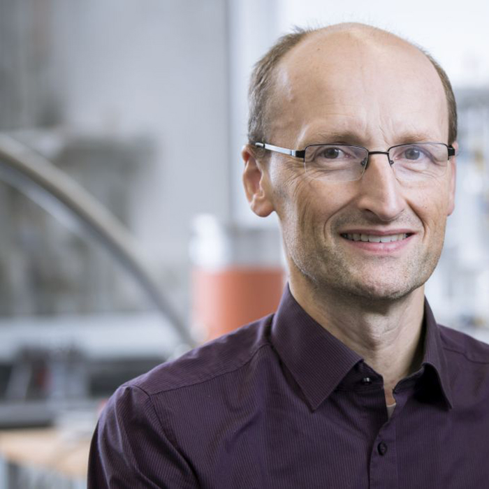 Wolfgang Wernsdorfer ist Professor am Physikalischen Institut sowie am Institut für QuantenMaterialien und Technologien des KIT. (Foto: Amadeus Bramsiepe, KIT) 