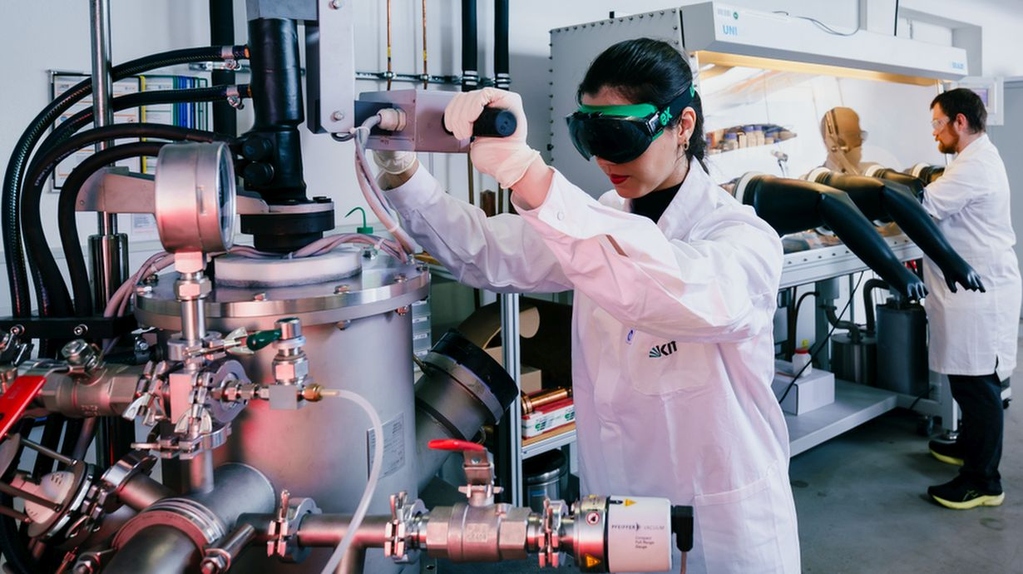Alloy production by means of arc melting in the material synthesis lab of the Institute for Applied Materials – Materials Science and Engineering.